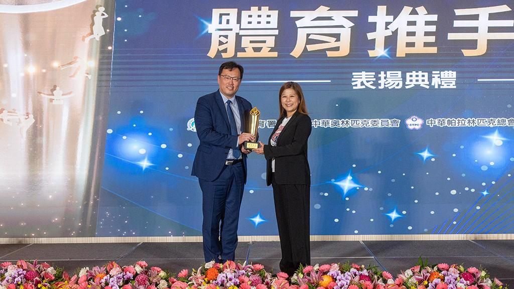 代理美國保健領導品牌「WEIDER威德」的望德斯股份有限公司,連續四年獲體育推手獎,其中連三年榮獲最高等級的「贊助類金質獎」。圖左至右為教育部體育署鄭世忠署長、美國威德亞洲執行副總Maria Chen。圖/美國威德提供