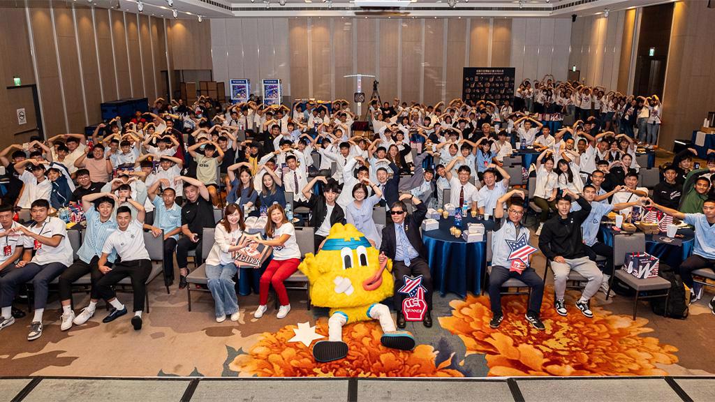 「威德眾星獎助計畫」112學年度頒獎典禮。首年擴及中小學女子壘球聯賽(HSL),獲獎同學總共120位,籃球項目75位,排球項目30位,壘球項目15位。圖/美國威德提供