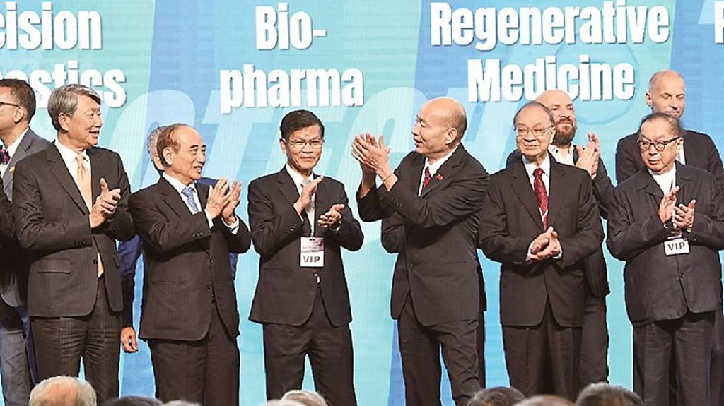 台灣醫療科技展5日登場，經濟部長郭智輝（左起）、生策會董事長王金平、生策會會長翁啟惠、台灣醫療科技展大會主席韓國瑜及廣達董事長林百里（右一）等貴賓共同參與開幕儀式。圖／顏謙隆