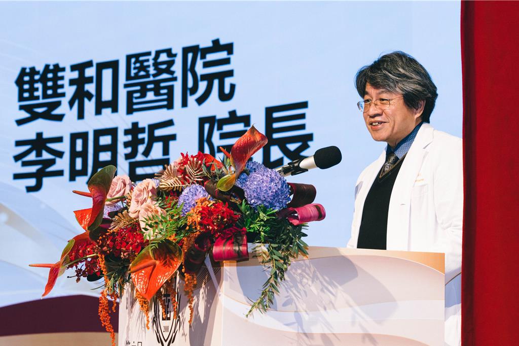 台北醫學大學部立雙和醫院今（31）日舉行第六屆院長交接典禮，新任院長由專精器官移植的一般外科李明哲教授接任，將帶領雙和醫院持續精進核心醫療能力，肩負起醫學中心救治與照護「急、重、難、罕」病症之醫療使命。（雙和醫院提供）