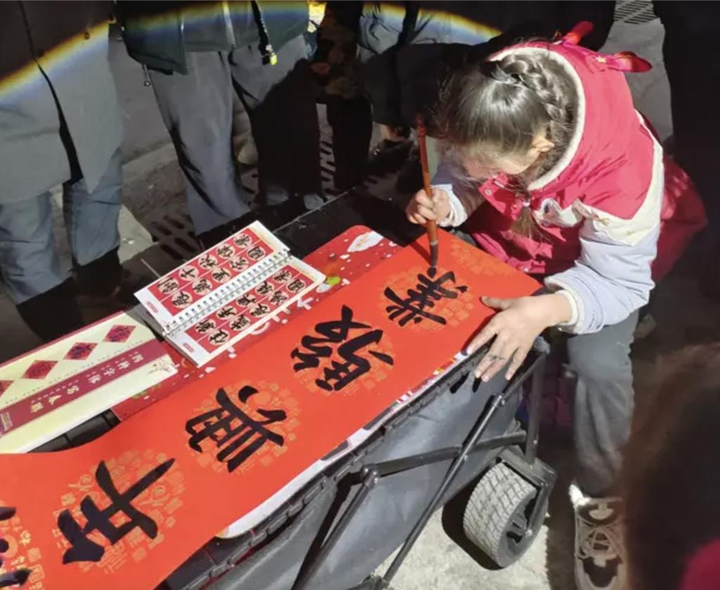 11歲女孩寒假擺攤寫春聯最高日入700元人民幣- 兩岸- 工商時報