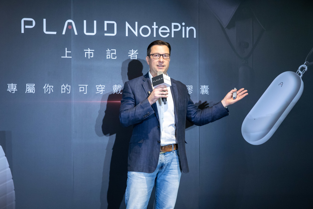 PLAUD.AI 全球副營運暨財務長喬治·茲維亞金 (George Zviagin)宣布，全球最小的穿戴式AI智慧錄音膠囊 PLAUD NotePin在台上市，並將於2/20日在嘖嘖平台開始預訂。