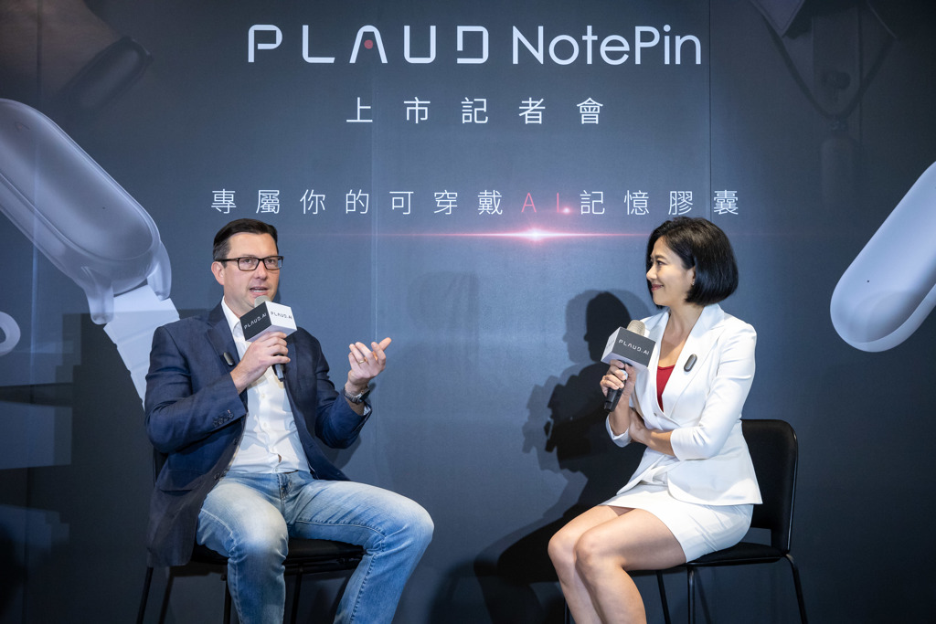 PLAUD NotePin可以直接將主持人英文訪問PLAUD.AI 全球副營運暨財務長喬治·茲維亞金的採訪內容總結成中文的採訪重點。圖／PLAUD.AI提供