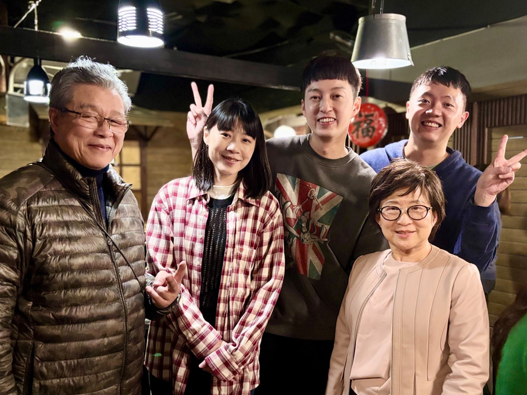 Tropical Angel actors (from left) Yong Lea (楊烈), Lee Man (李曼), and Howl Yu (于浩威), with Artistic Director Lei Sheng (雷昇). On the far right is Emily Hong, Chair and Chief Strategy Officer of Wiwynn. Photo: Wiwynn.