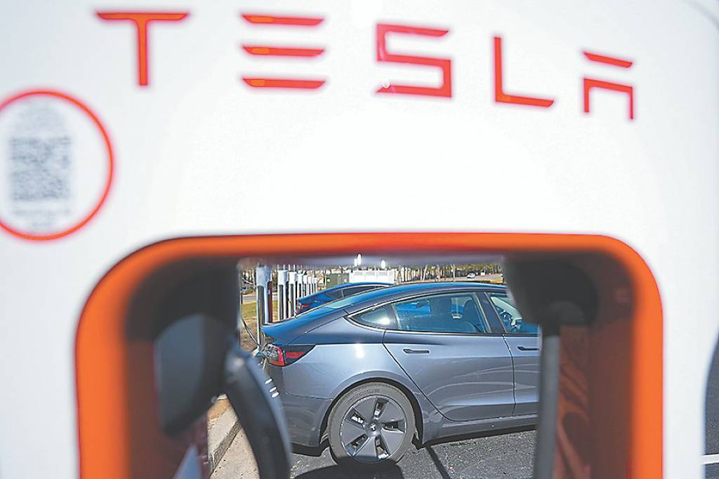 汽車業務承壓 特斯拉全年營收首下滑 宣布斥20億美元投資xAI Robotaxi、Optimus也有新展望