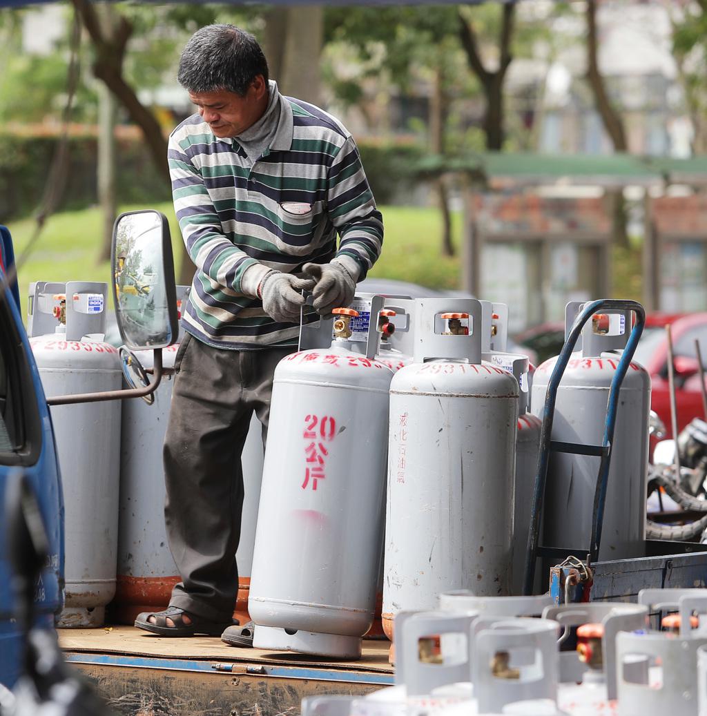 4月桶裝瓦斯原本要漲0.5元中油凍漲喊已吸收27億- 產業- 工商時報