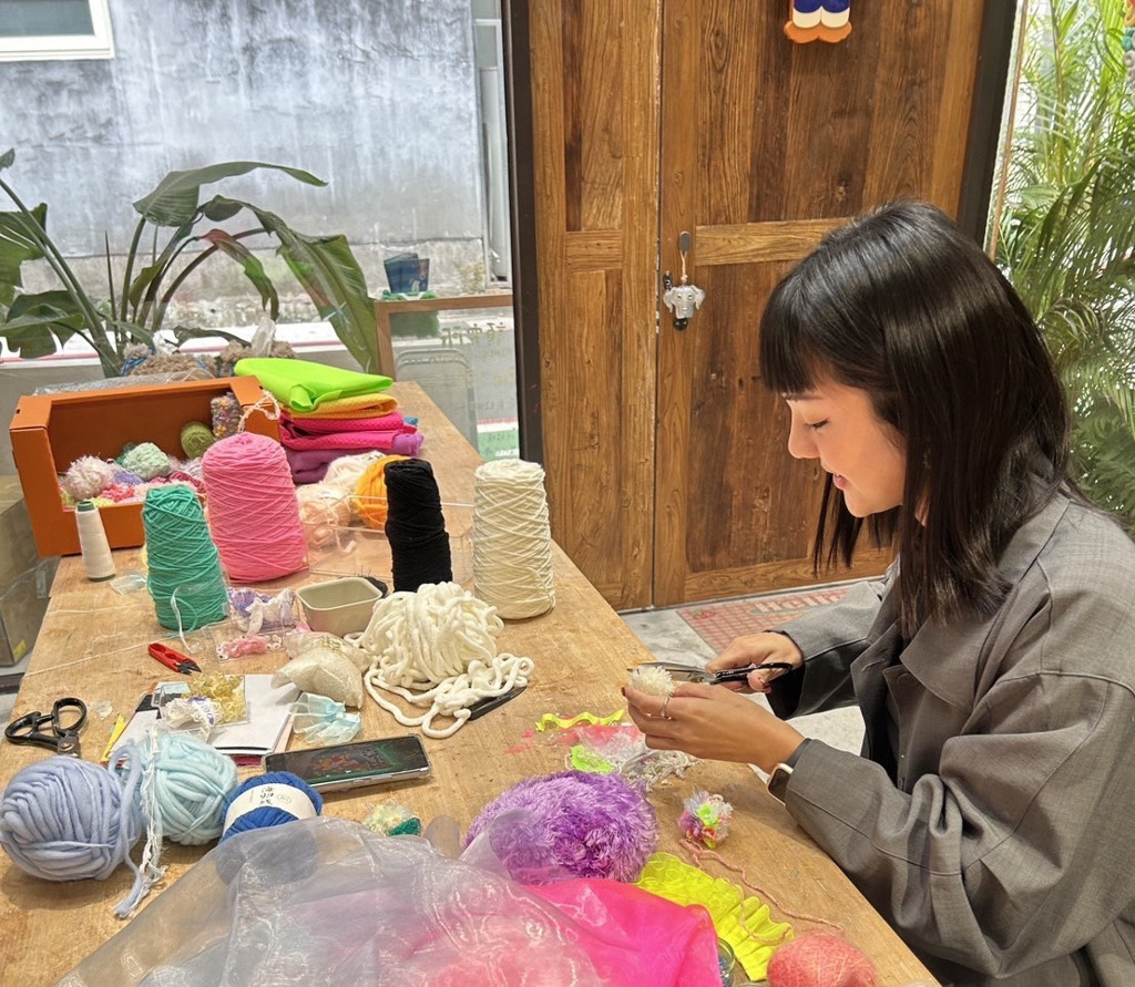 唇腭裂藝術家許馨云認真備課。圖/羅慧夫顱顏基金會提供