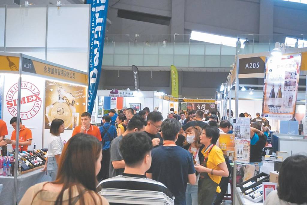 ●2025台南茶、酒、咖啡暨伴手禮展,將於6月20日在大臺南會展中心(高鐵台南站旁)隆重登場;圖為2024展會盛況。圖/廖婉淳
