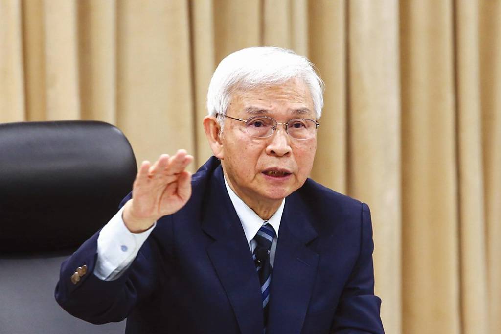 全球央行總裁 楊金龍偏低薪