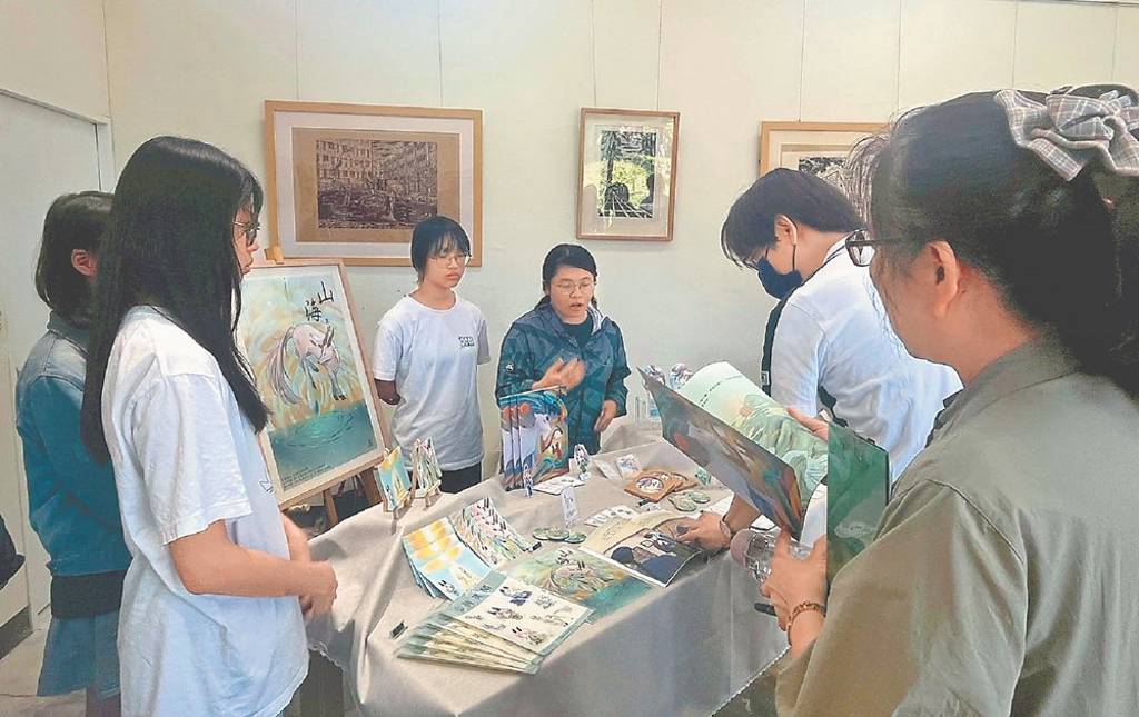 勤益科大經典文創設計展 展出中