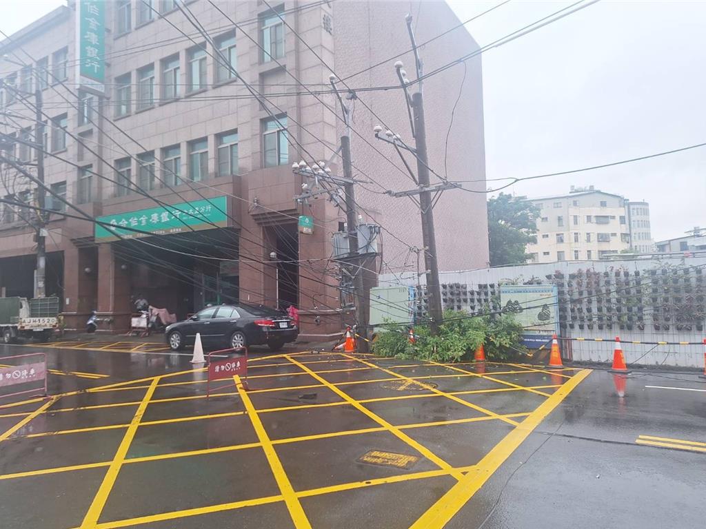 復電了！台中工地下陷釀2電桿倒塌 大里689戶全復電