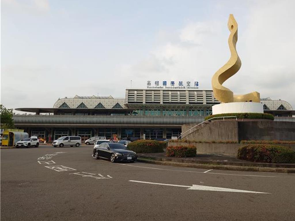 長榮航空班機機械故障卡跑道出動拖車拉回- 生活- 工商時報