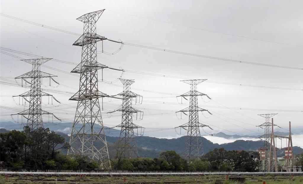 綠電「過路費」政府爽給3折價    台電沒錢投資電網籲檢討
