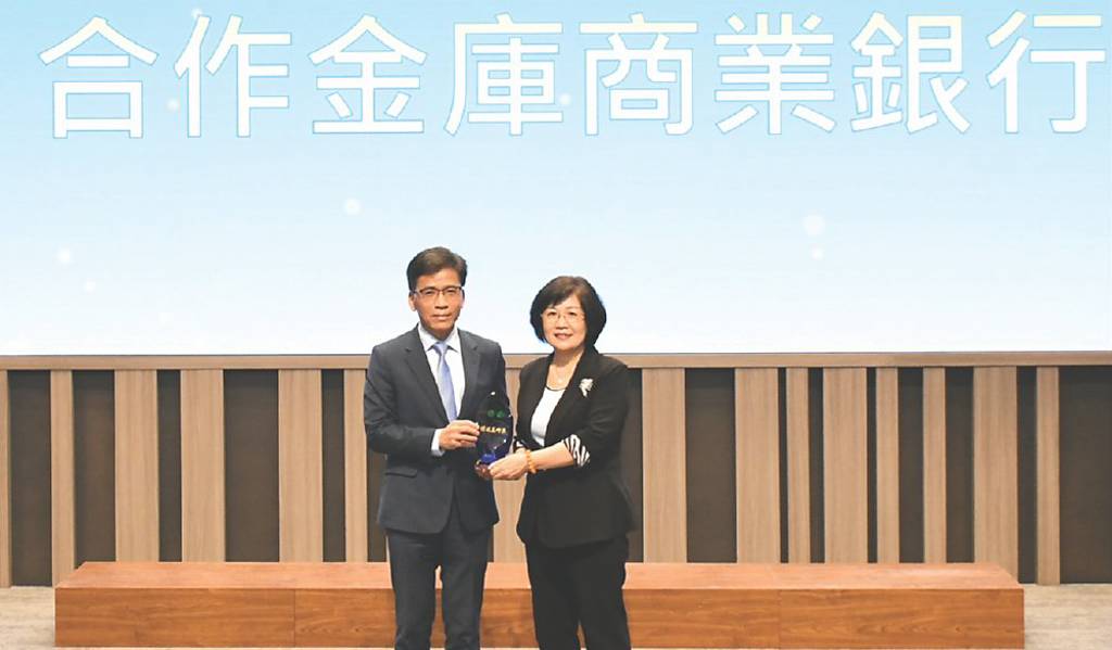 合庫銀 摘信託三項大獎桂冠