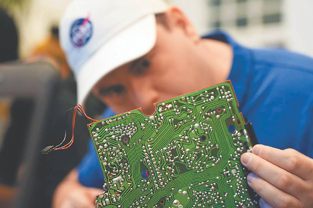 台光電、金像電飆天價！誰是PCB下一個黑馬？法人點名這家「大牛衝刺時刻到了」 估明年獲利挑戰20年新高