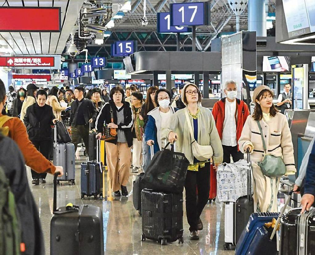 暑假到 長榮航、雄獅權證熱