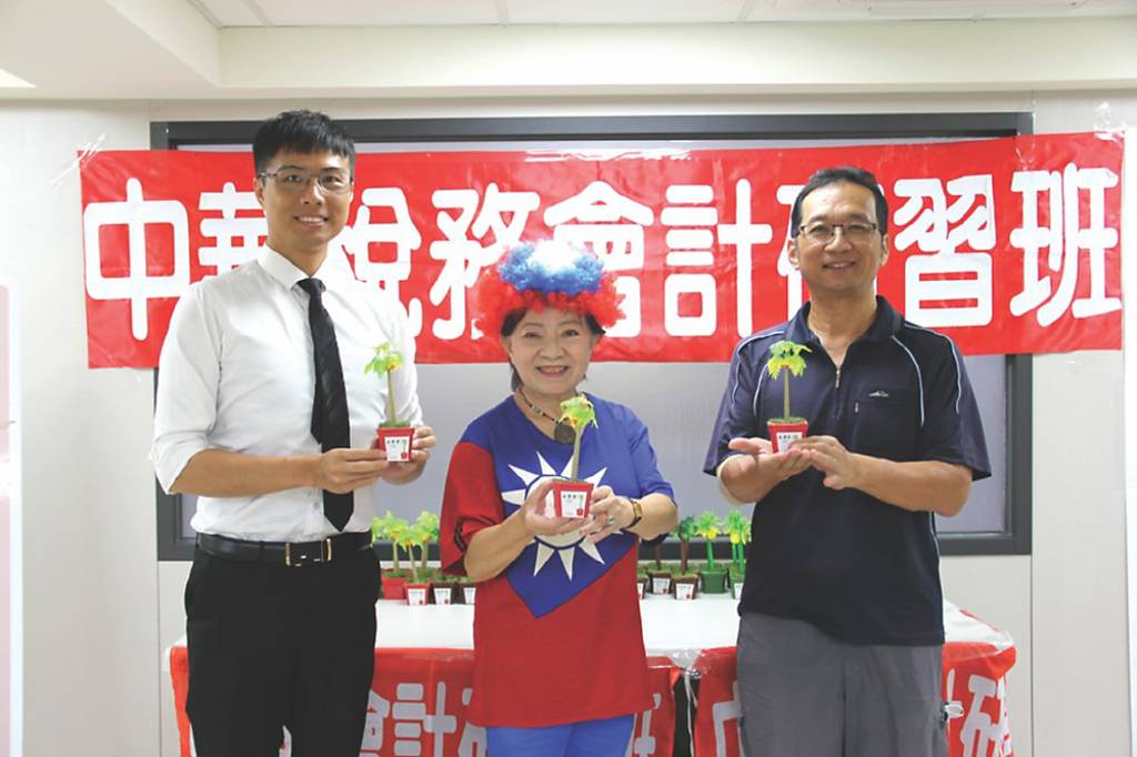 國旗婆婆陳玉華 贈水果筆挺捐血