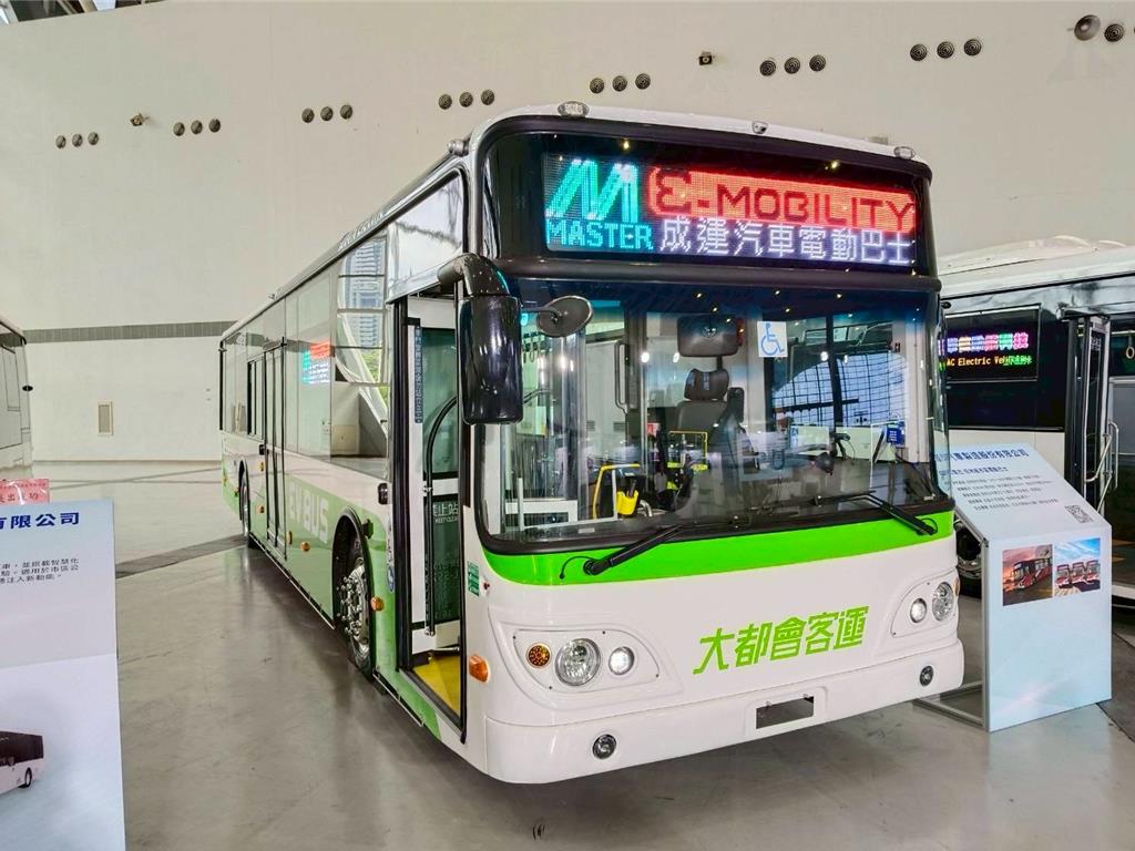 成運22日於高雄展覽館南館，展出電動城際巴士。圖／成運提供