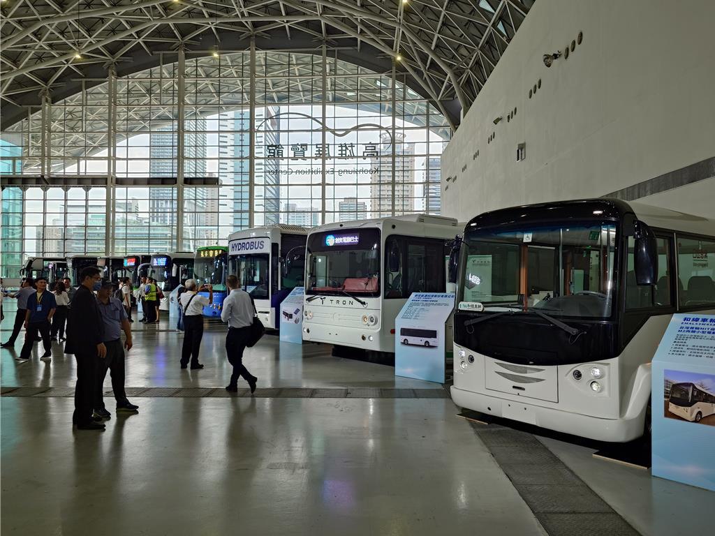 淨零移動論壇高雄登場逾10輛國內外電、氫能巴士展未來運輸- 生活- 工商時報