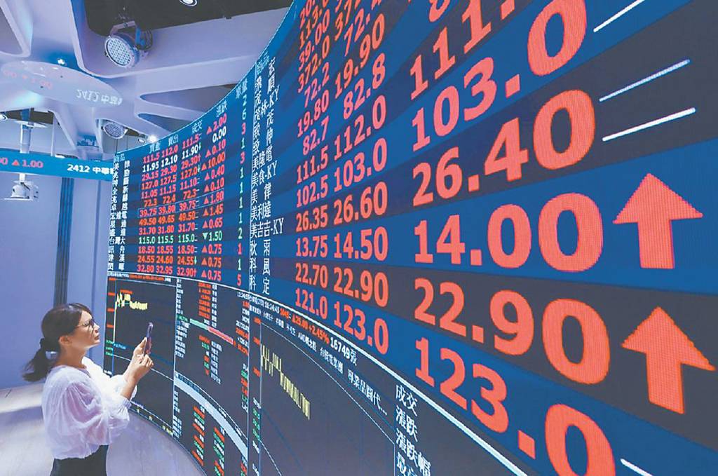 居高思危?國泰金最新庶民經濟調查出爐 股民樂觀指數降溫