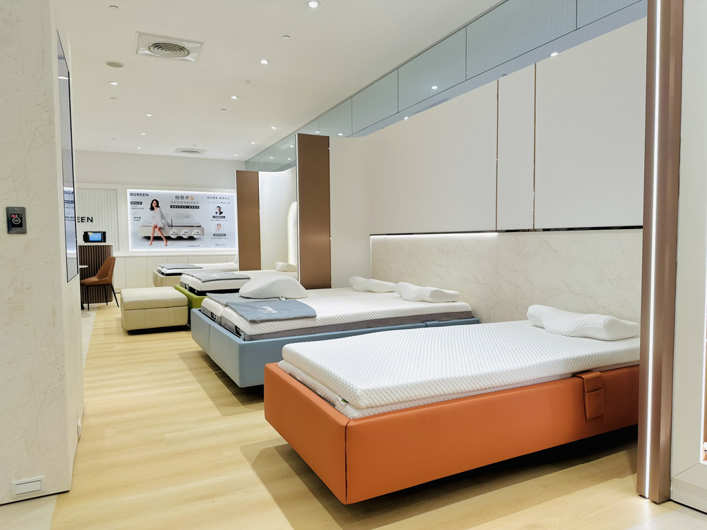 融合智慧健康睡眠科技與律動放鬆的「uBed Ultra 頂級智慧律動舒眠床」，是逆齡女神陳美鳳的最愛。圖／BGREEN