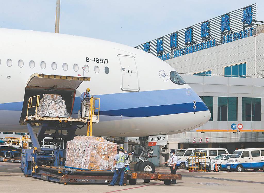 雲端巨頭趕8／1前拉貨 美線空運價高掛 航空業大發AI財