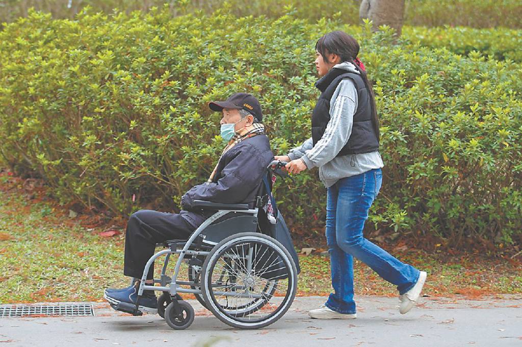 看護申請鬆綁 重症家庭請不到人？勞動部、衛福部祭6配套措施