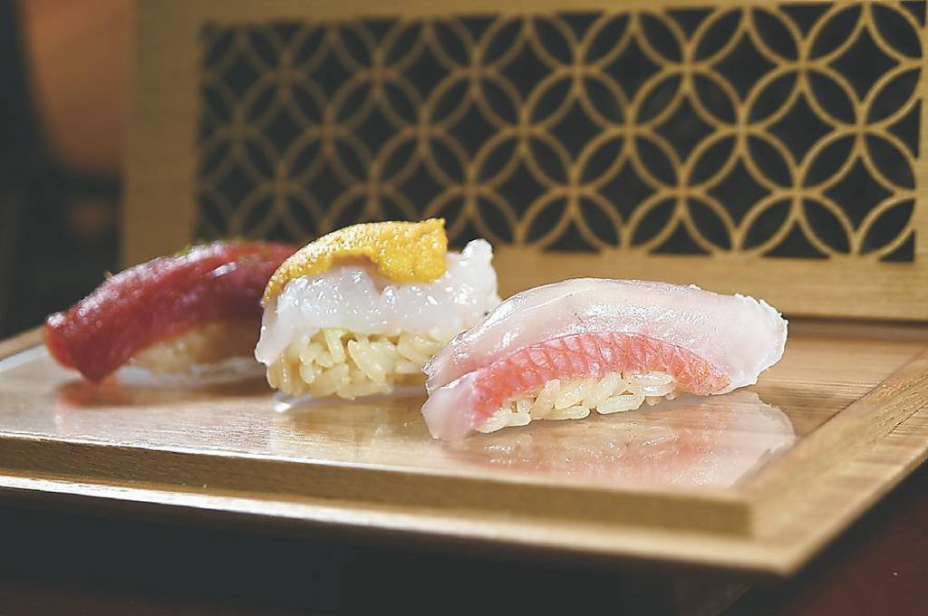 「亘一郎KOICHIRO」套餐第二輪上桌的握壽司，分別是金目鯛昆布漬、日本白蝦與海膽及鮪魚赤身。圖／姚舜