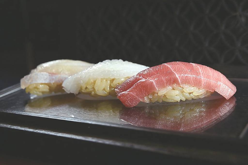 「亘一郎KOICHIRO」套餐第一輪上桌的握壽司，是用鮪魚中腹（右起）、花枝與真鯛捏製。圖／姚舜