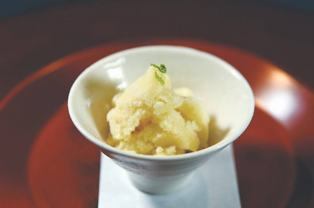 清口的Sorbet「金桔冰沙/金桔皮」是以日本和三盆糖搭配金桔製作雪酪冰沙。圖／姚舜