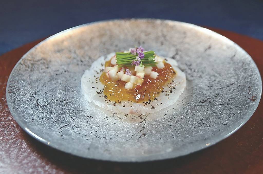 「真鱸刺身」是以夏季肥美的白身魚為載體，吃時可包捲馬告、醋凍、水蜜桃丁等食材。圖／姚舜