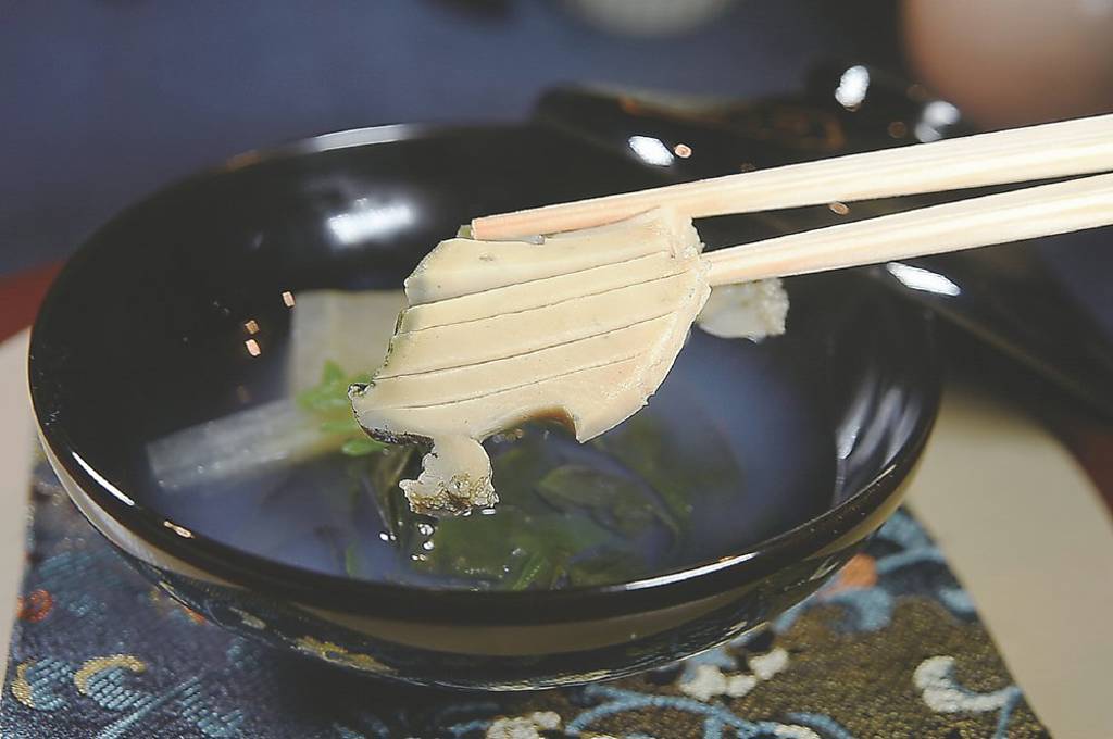 碗物「鮑魚/冬瓜/紅鳳菜/山椒葉」，鮮濃回甘的蛤蜊高湯內有名貴的黑鮑魚、切塊與切絲的冬瓜、紅鳳菜與木之芽。圖／姚舜