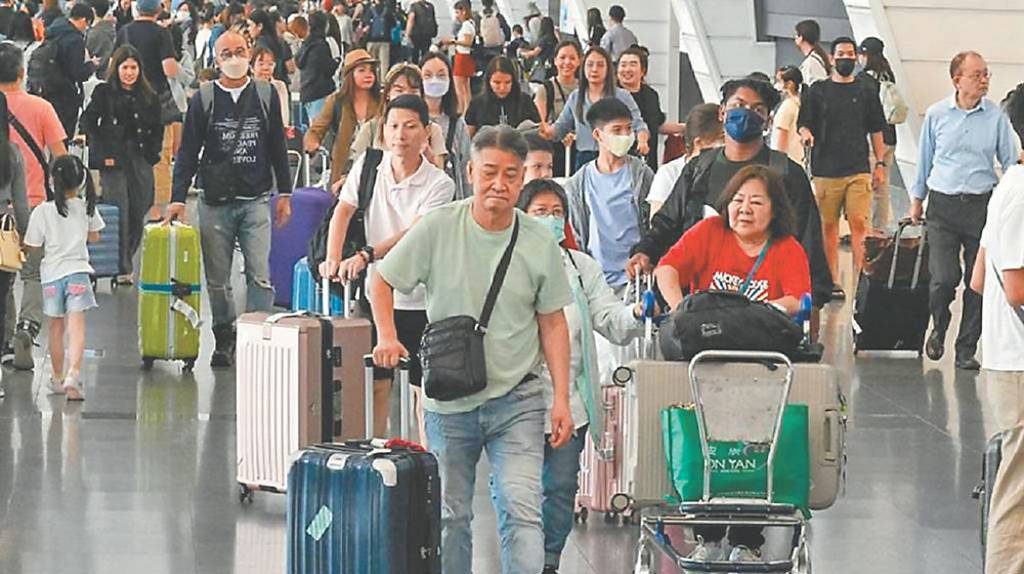 國人瘋出國 雙幣信用卡夯