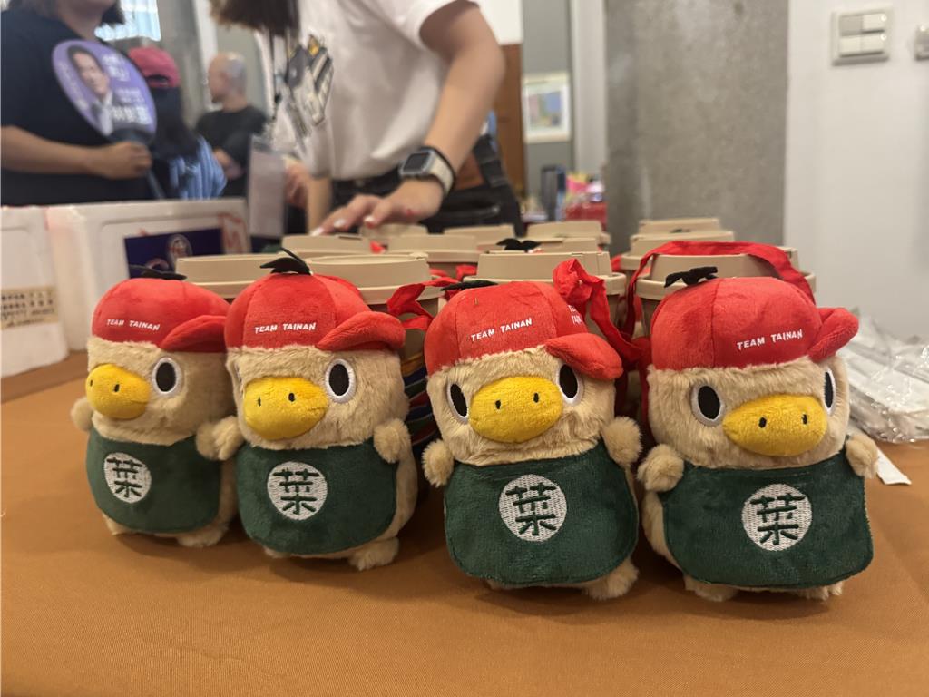 菜奇鴨」杯套爆紅買不到網友敲碗黃偉哲開放抽獎湧近萬人留言- 生活- 工商時報