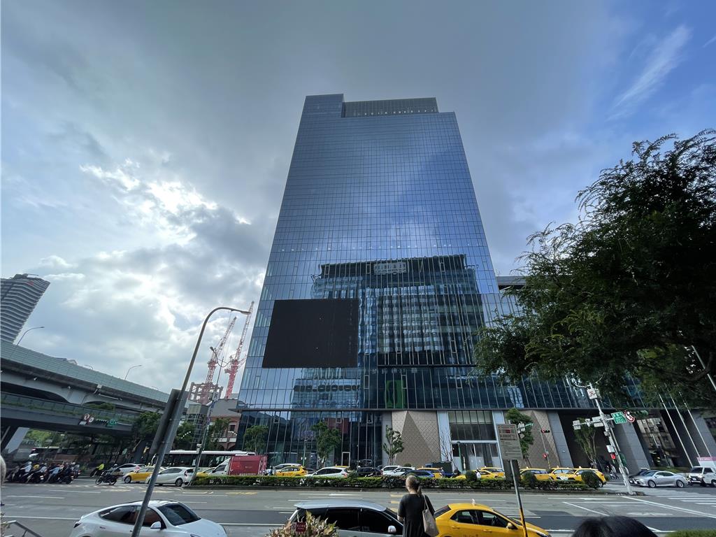 台北市大同區租金最高辦公大樓「皇翔台北廣場」，榮獲LEED黃金級、WELL銀級以及EEWH黃金級三認證，搶攻國際ESG商辦市場。圖／蔡惠芳