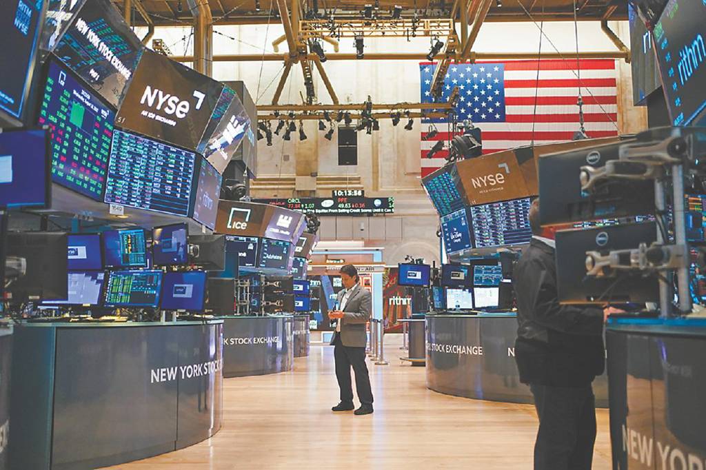 美股|市場觀望 4大指數續黑 道瓊瀉近500點 費半挫2.3%