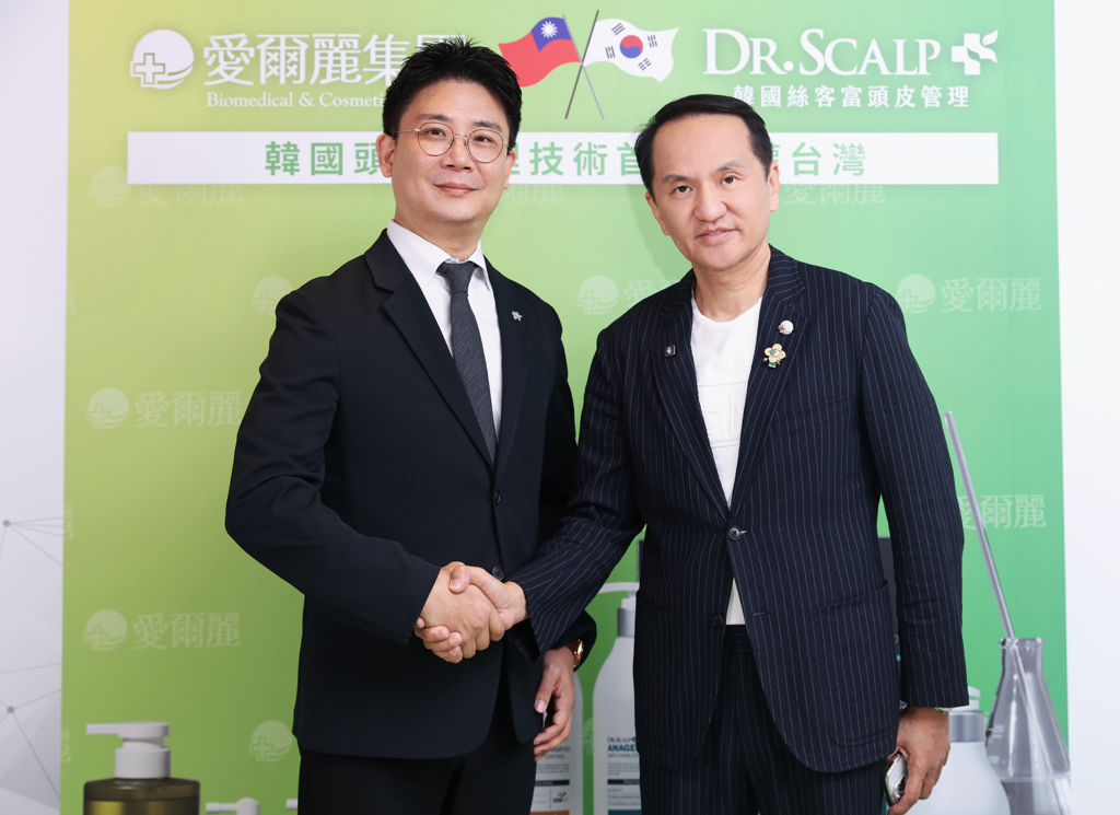 愛爾麗集團董事長常如山(右)宣布與韓國頭皮健康養護品牌 Dr.Scalp 展開跨國合作。圖/愛爾麗集團提供