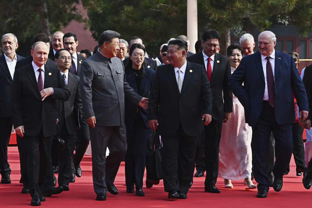 九三大閱兵》習近平、普丁、金正恩歷史性同框 川普隔空喊話