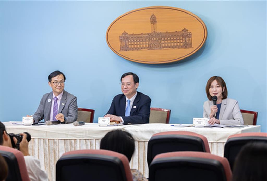 Họp báo sau kỳ họp thứ năm của Ủy ban Thúc đẩy Đài Loan Khỏe mạnh. Ảnh do Văn phòng Tổng thống cung cấp.