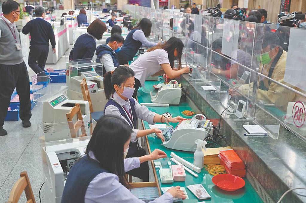 國銀攻富豪財管 多元商品搶客