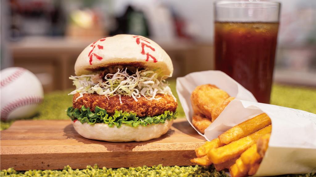 燃燒熱血野球魂 ！MOS台北大巨蛋店9／5起獨家販售「炸肉餅棒球堡」