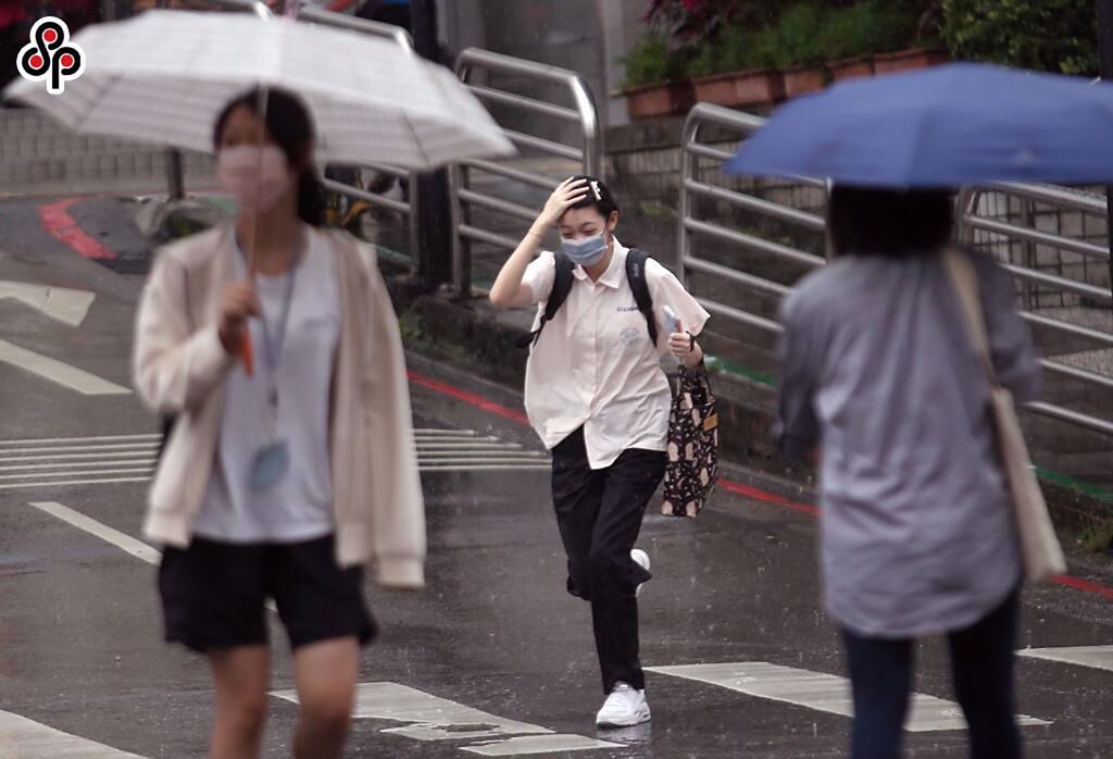 雨天憂鬱 調亮室內燈光助放鬆