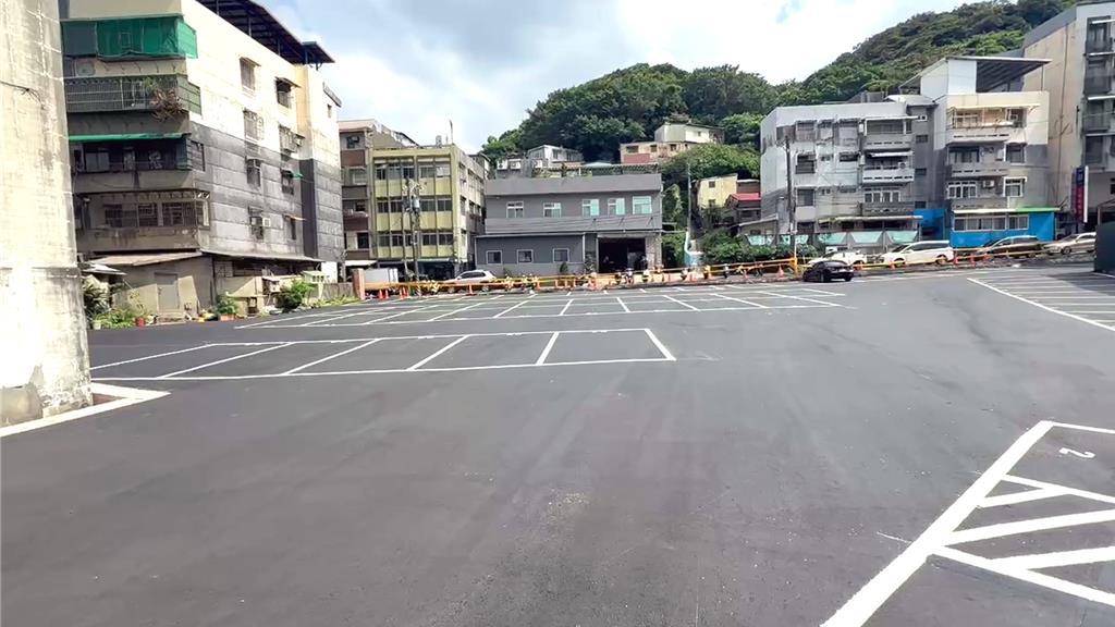 原海大附中舊宿舍拆除後，用地空置多年，如今各方完成協調，將空地闢建為停車場，造福附近民眾。（張志康攝）
