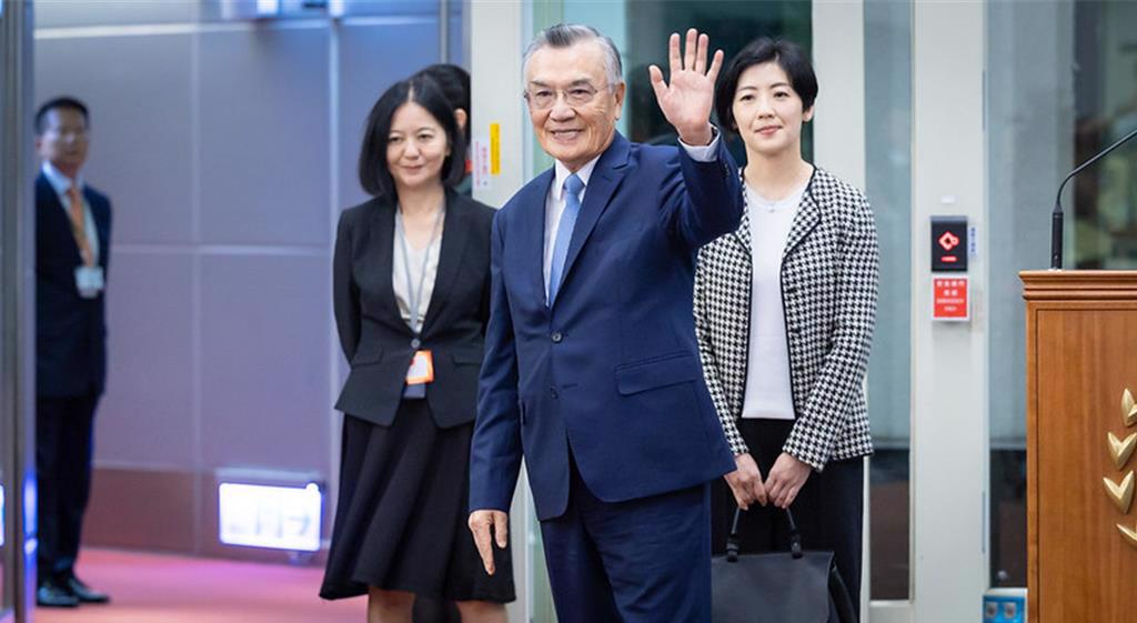 APEC領袖峰會代表團今啟程赴慶州 林信義偕女兒林玟萱同行