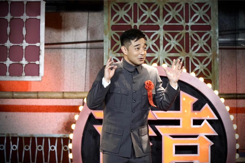 《聯聚一村喜事》戲裡岑永康當村長、羅美玲飾演村長太太、嫁女兒,全村一起吃喜酒。圖/金星文創提供