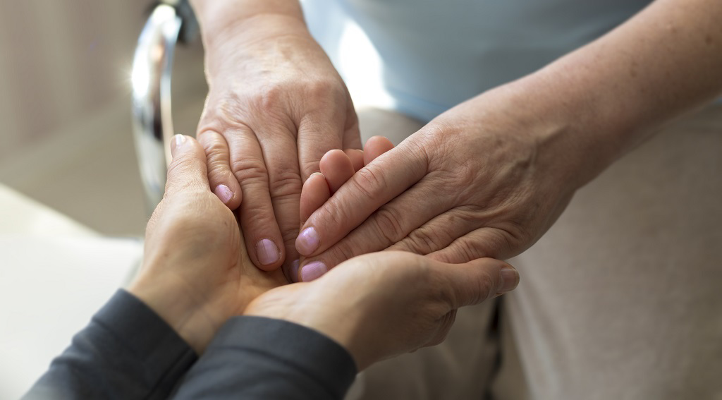 從醫師變成病人家屬 罹癌母親教她「出院」這一課