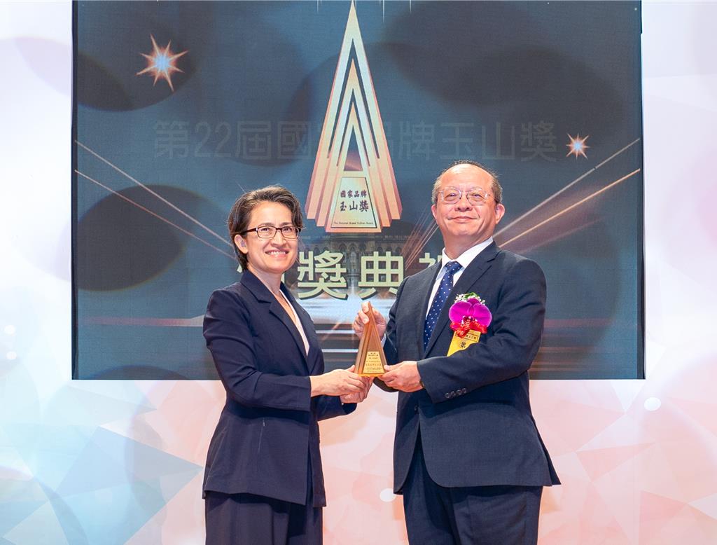 第一金融集團勇奪15座國家品牌玉山獎「iLEO數位銀行」摘下全國首獎最高殊榮