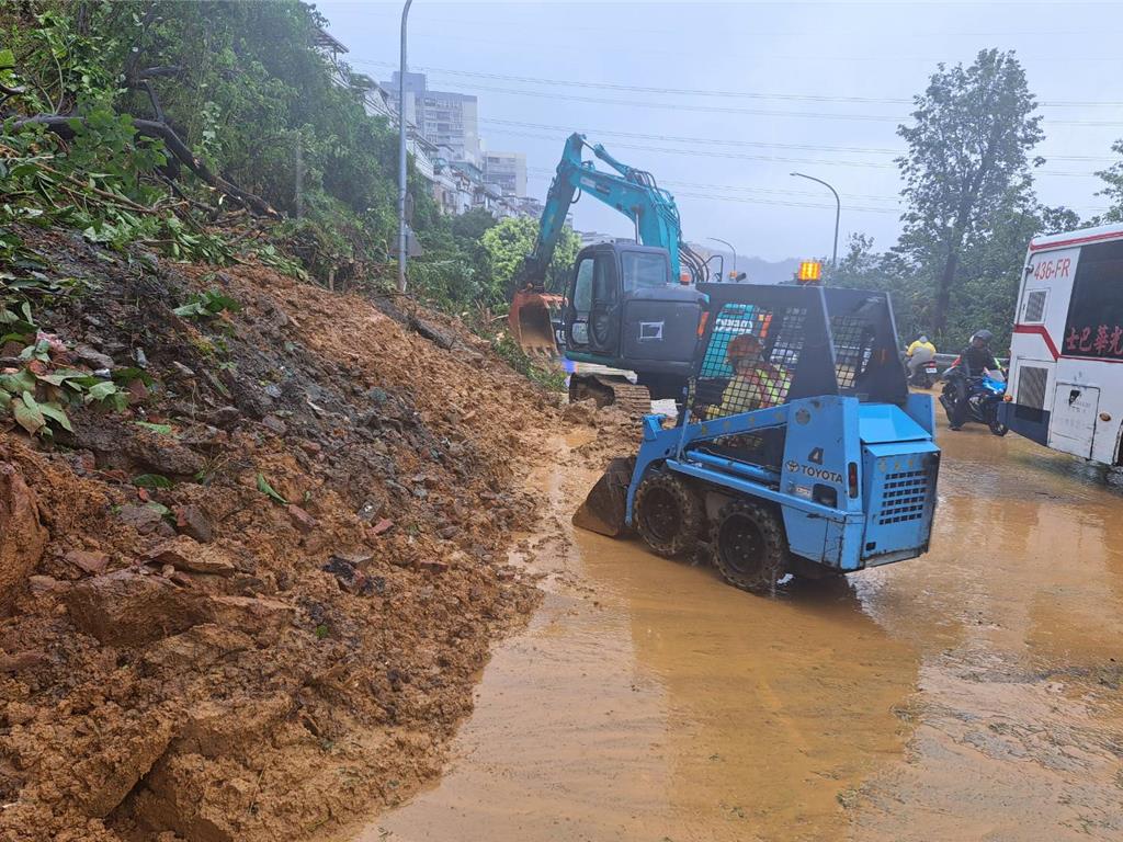 汐止康寧街、長青路土石坍方 工務局緊急搶修恢復通行