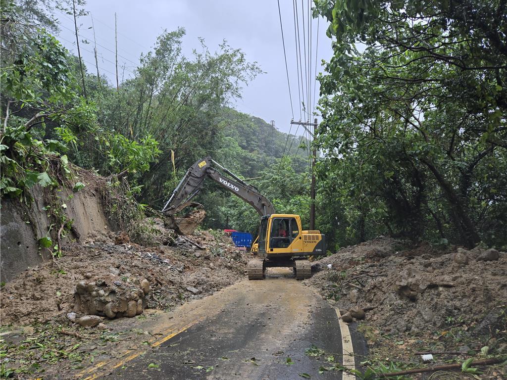 淡水坪頂路大規模崩塌!雙向中斷 計晚間恢復單向通行