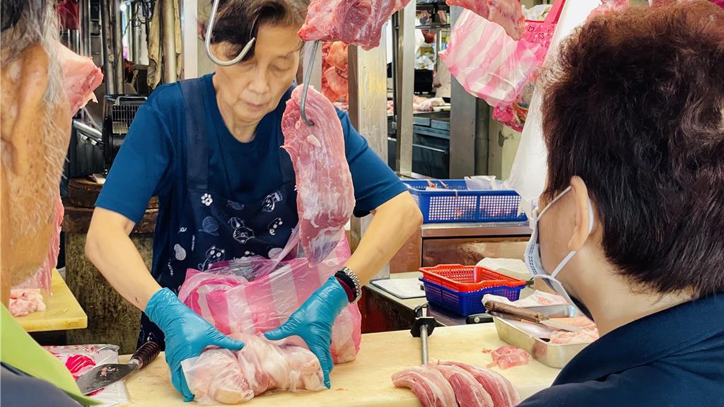 直擊》婆媽砸「好幾千」搶豬肉 雞肉買氣意外增2成